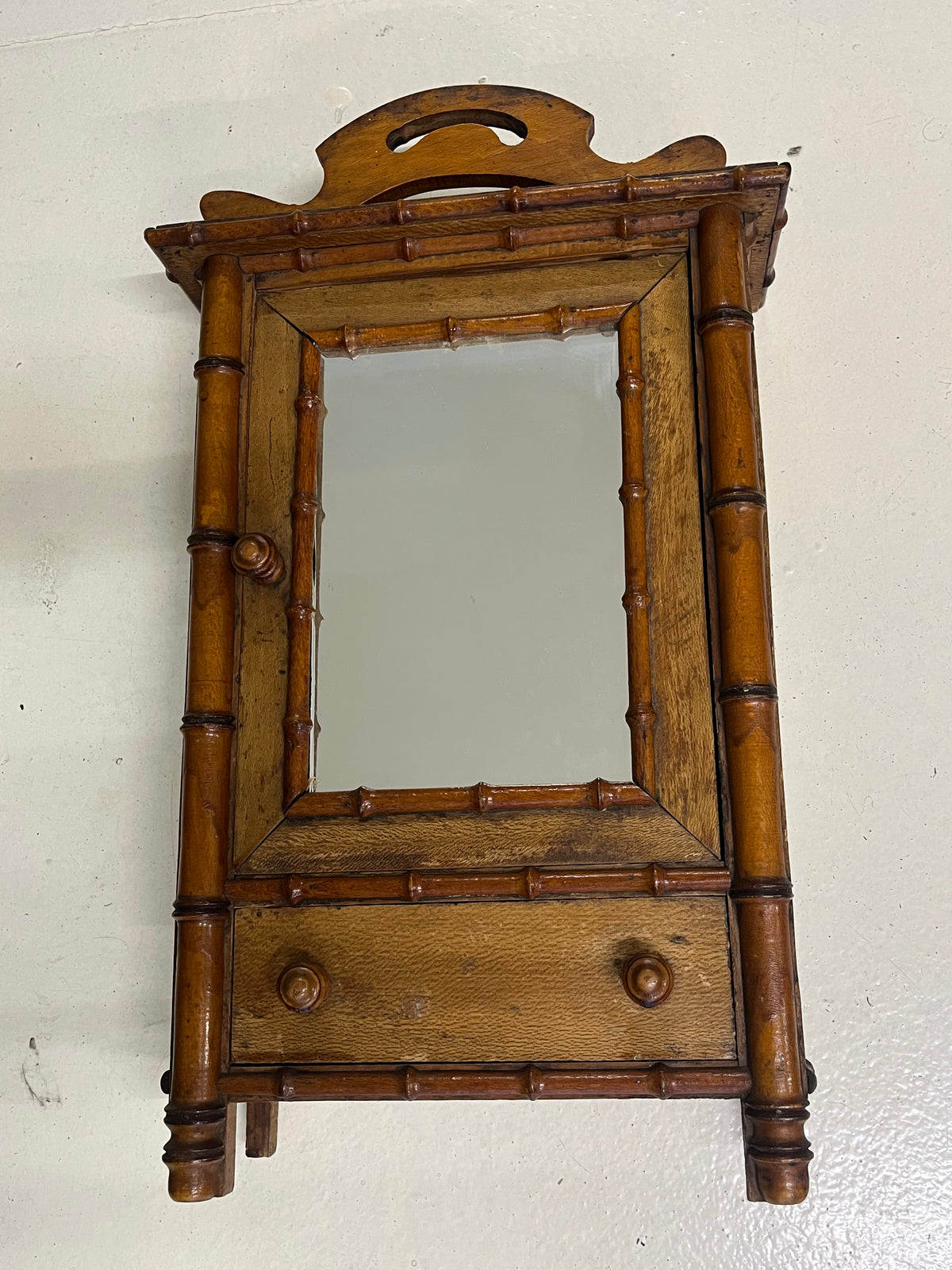 Antique French Faux Bamboo Cabinet – Specchiera e Armadietto da Muro o Tavolo, XIX Secolo